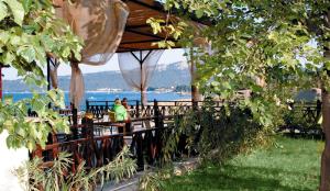 Strand  Bar